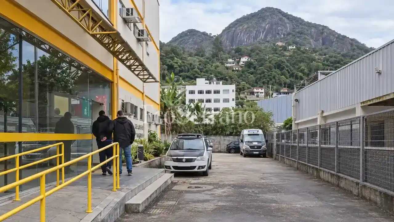 Suspeito chega algemado à DEAM de Nova Friburgo após prisão preventiva