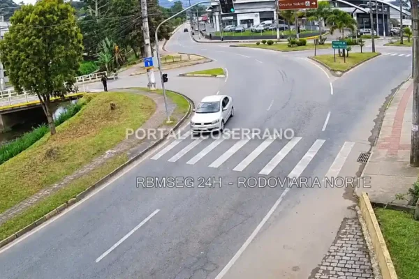 Carro trafega no sentido contrário próximo à Rodoviária Norte