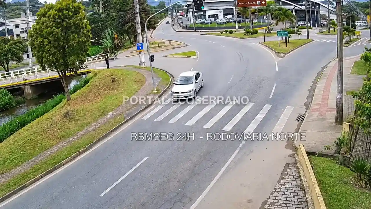 Carro trafega no sentido contrário próximo à Rodoviária Norte