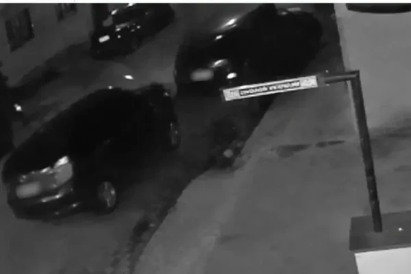 Imagem de câmera de segurança mostra carros em uma rua do bairro Prado, em Nova Friburgo