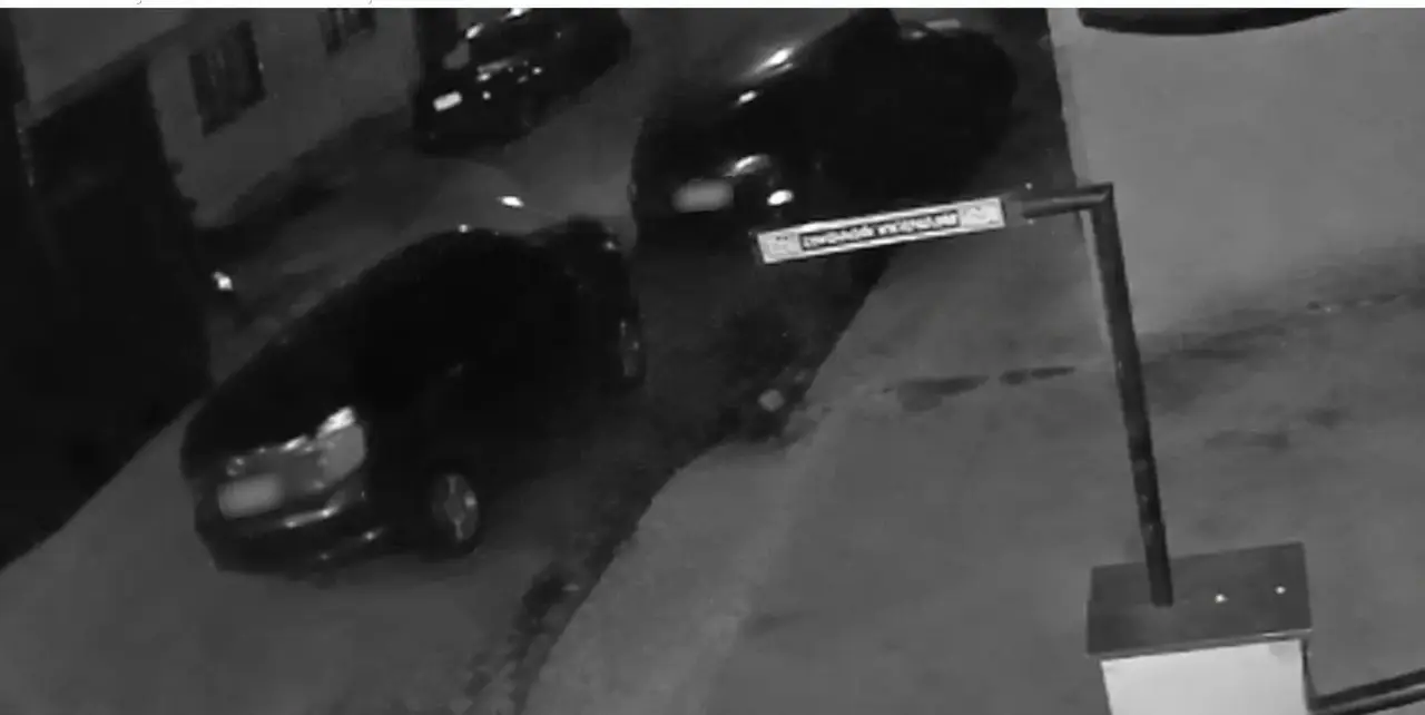 Imagem de câmera de segurança mostra carros em uma rua do bairro Prado, em Nova Friburgo