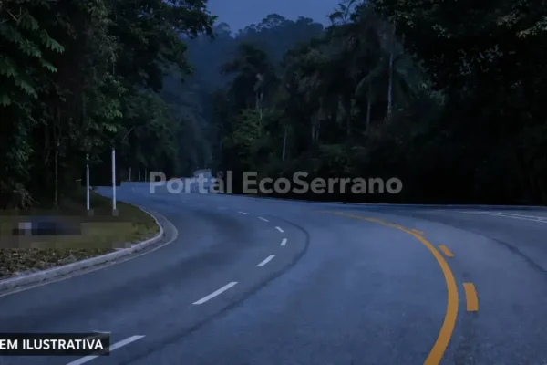Ilustração da RJ-116 ao amanhecer, com uma figura humana desfocada na margem e marca d’água do Portal EcoSerrano.