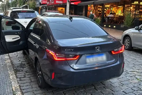 Veículo roubado e clonado é encontrado no Centro de Nova Friburgo