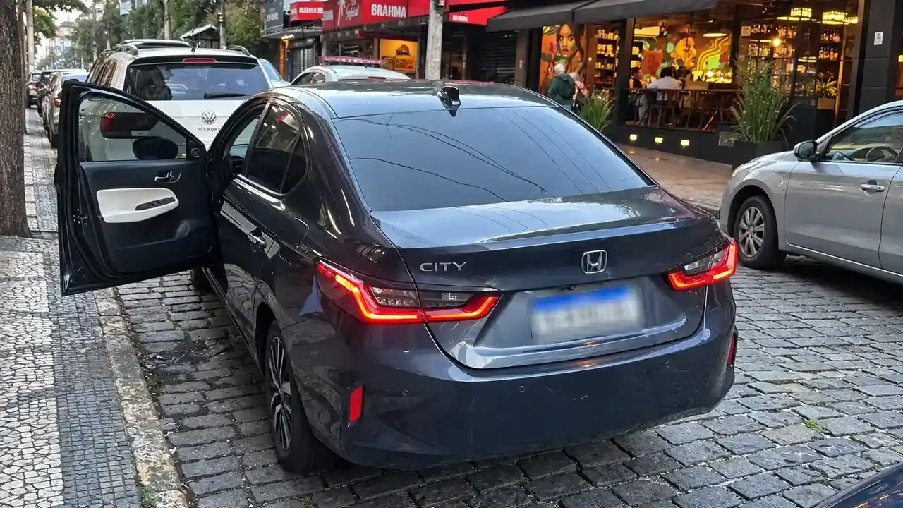 Veículo roubado e clonado é encontrado no Centro de Nova Friburgo