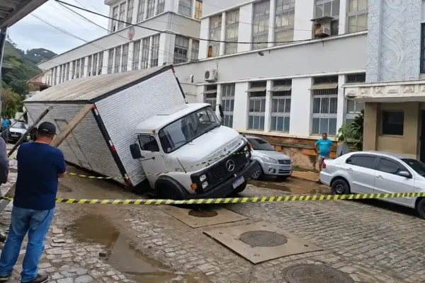 Caminhão afundado em trecho da Rua Coronel Zamith, no Bairro Ypu, em Nova Friburgo