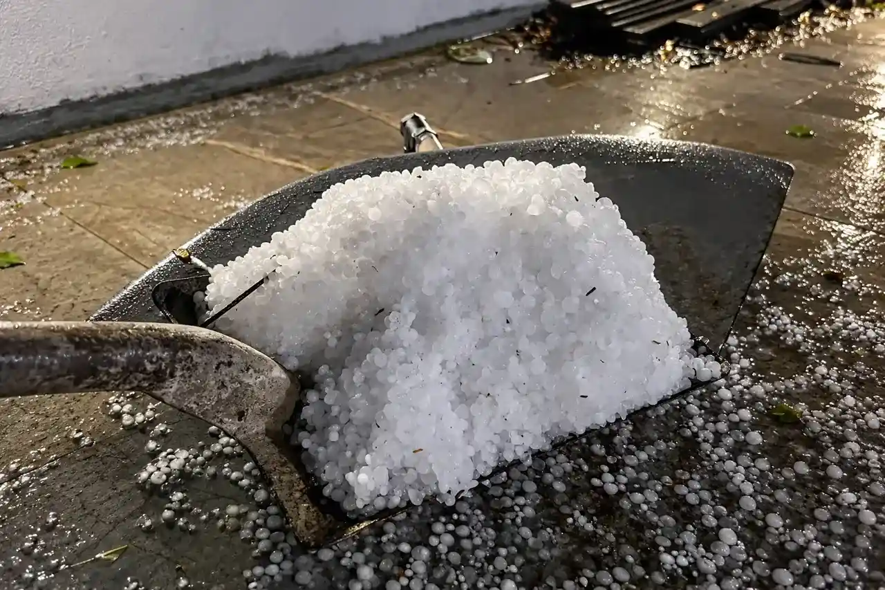 Temporal deixa pátio coberto de branco na Região Serrana