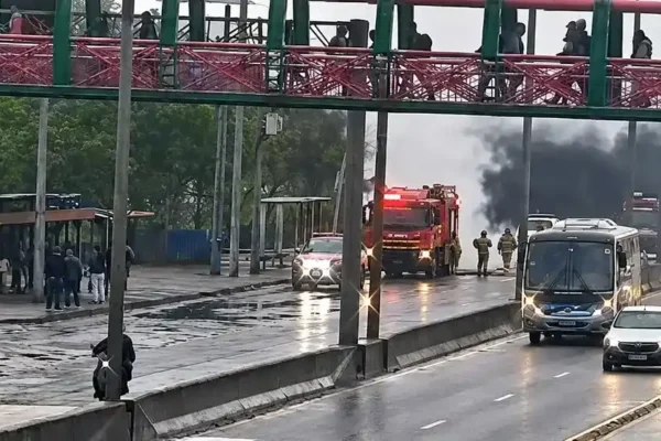 Acidentes e incêndio em veículo afetam a mobilidade no Rio; VLT tem espera de uma hora