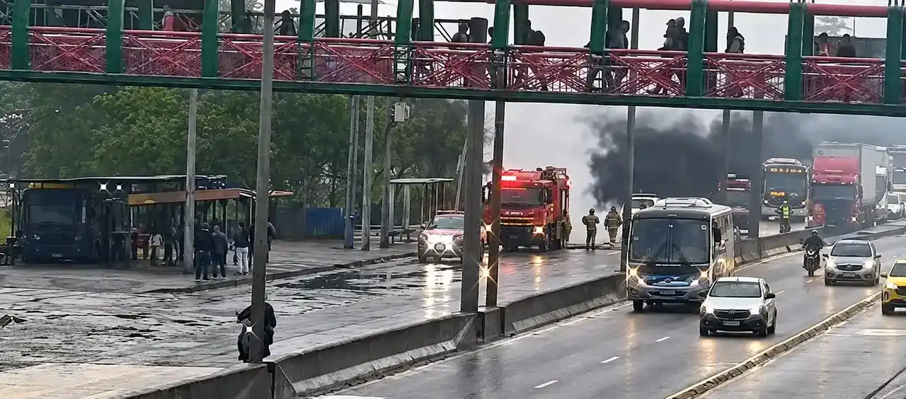 Acidentes e incêndio em veículo afetam a mobilidade no Rio; VLT tem espera de uma hora