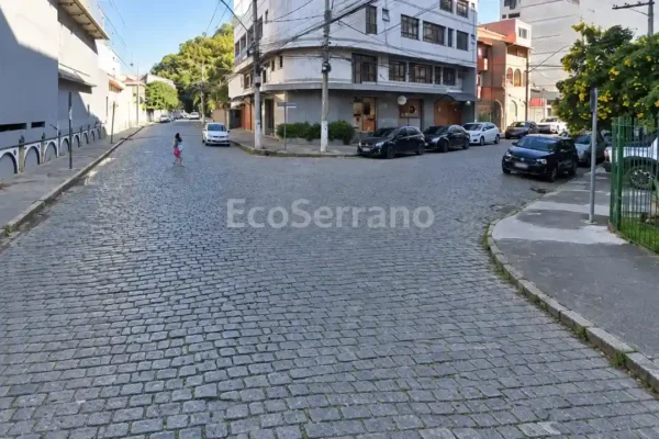 Mulher caminha por rua do Centro de Nova Friburgo