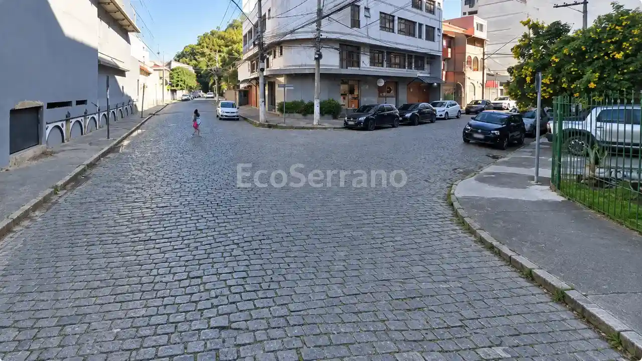 Mulher caminha por rua do Centro de Nova Friburgo