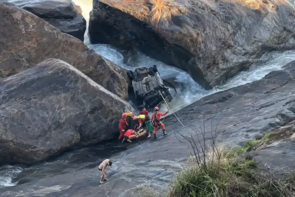 Carro destruído após cair em ribanceira na subida de Grumari