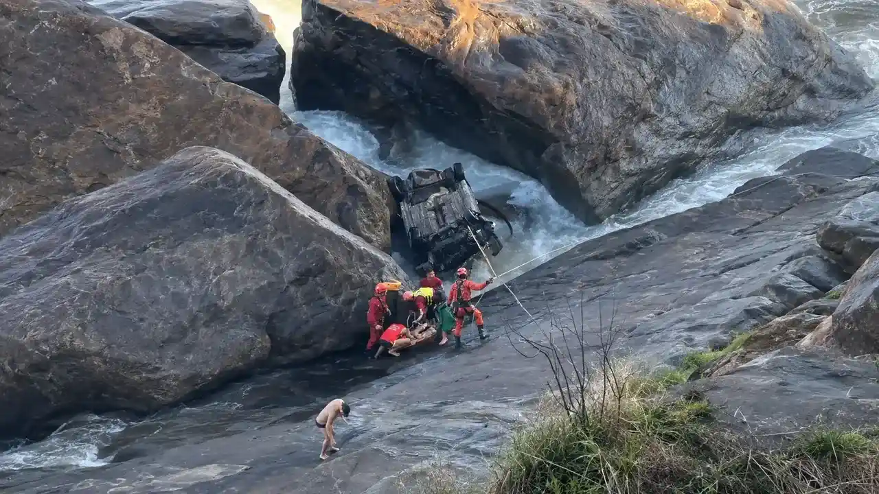 Carro destruído após cair em ribanceira na subida de Grumari