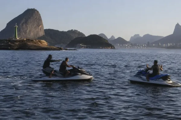 Família abordada durante passeio de moto aquática na Baía de Guanabara