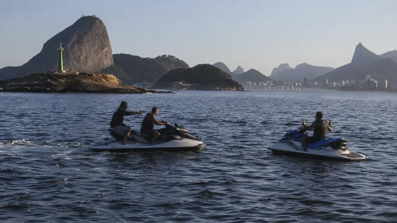 Família abordada durante passeio de moto aquática na Baía de Guanabara