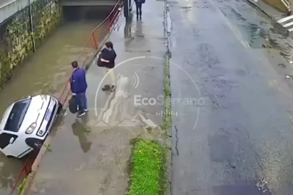 Carro no Rio Quitandinha após atravessar a Rua Coronel Veiga, em Petrópolis