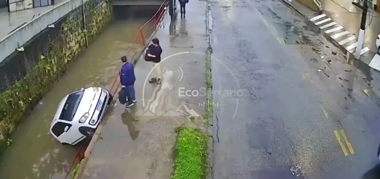 Carro no Rio Quitandinha após atravessar a Rua Coronel Veiga, em Petrópolis