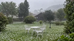 Forte chuva de granizo atinge cidade do Estado do Rio durante período de instabilidade