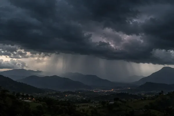 Alerta de tempestade cai de 92 para 28 cidades, mas risco de deslizamentos continua no Rio