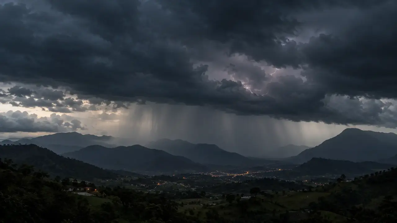 Alerta de tempestade cai de 92 para 28 cidades, mas risco de deslizamentos continua no Rio