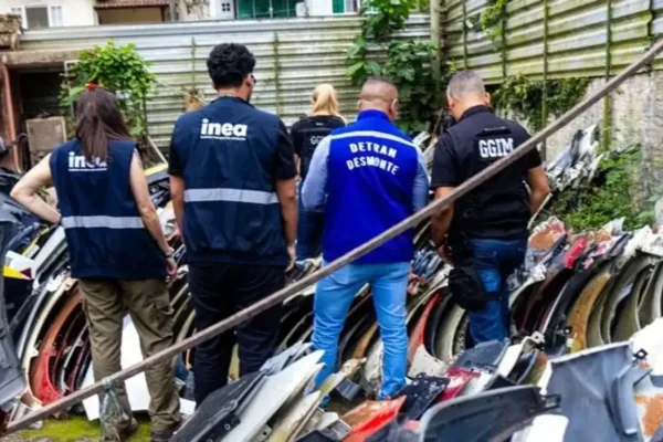 Agentes do Detran RJ fiscalizam ferro-velho interditado no bairro de Itaipu, em Niterói