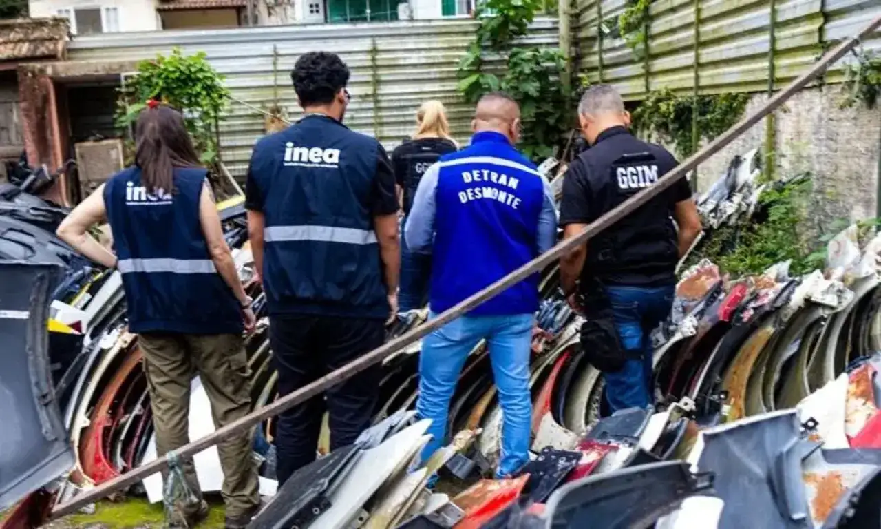 Agentes do Detran RJ fiscalizam ferro-velho interditado no bairro de Itaipu, em Niterói