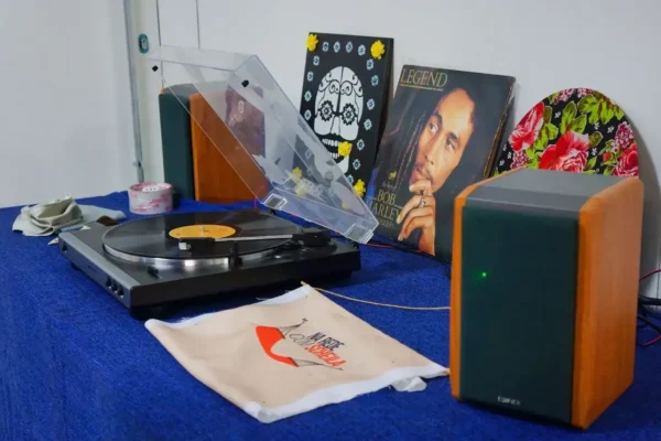Programação cultural reúne literatura, teatro, exposição e discos de vinil na Região Serrana