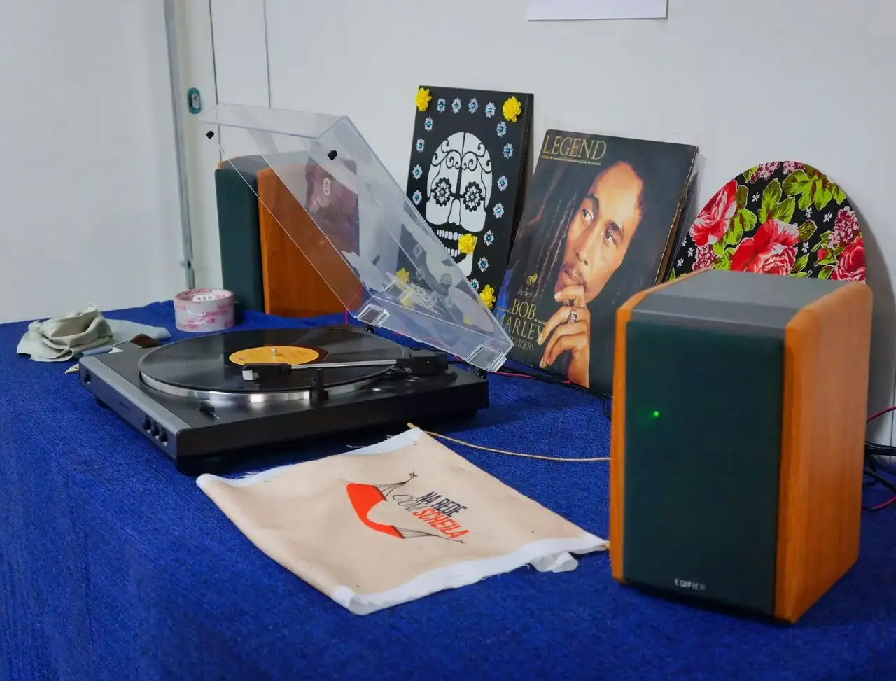 Programação cultural reúne literatura, teatro, exposição e discos de vinil na Região Serrana
