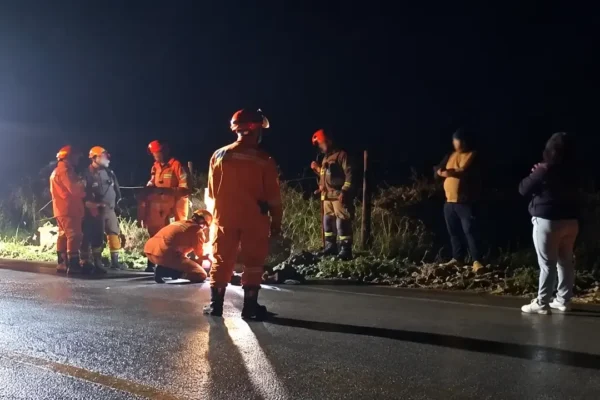 Equipe do Corpo de Bombeiros atua no atendimento de uma ocorrência de trânsito em Duas Barras.