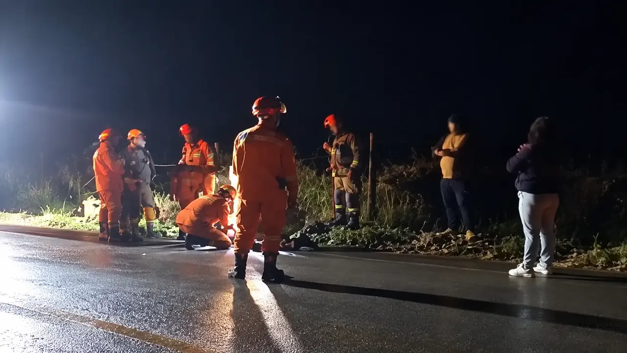 Equipe do Corpo de Bombeiros atua no atendimento de uma ocorrência de trânsito em Duas Barras.