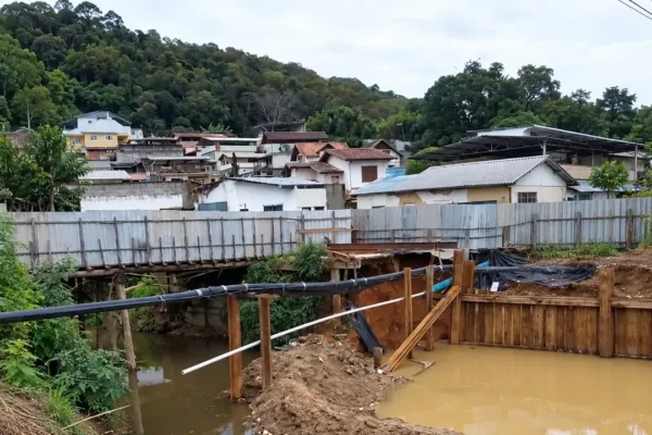 Vídeo mostra rachaduras no barranco junto à ponte provisória de Conselheiro Paulino