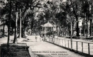 Jardim da antiga Praça 15 de Novembro com árvores, alamedas, moradores e coreto ao fundo