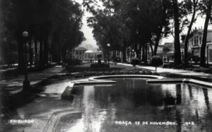 Antigo lago da Praça 15 de Novembro cercado por árvores e jardins no Centro de Nova Friburgo