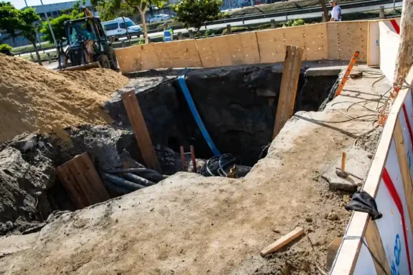 Equipe trabalha no reparo de tubulação de água na Avenida Rei Pelé, no Maracanã