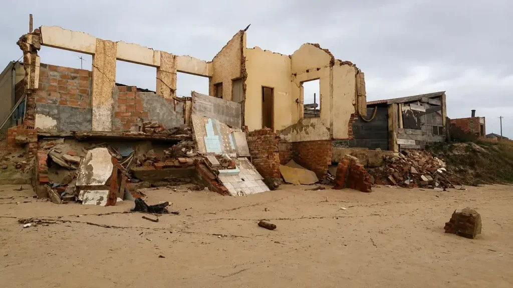Ruínas de imóvel destruído pela erosão costeira na praia de Atafona