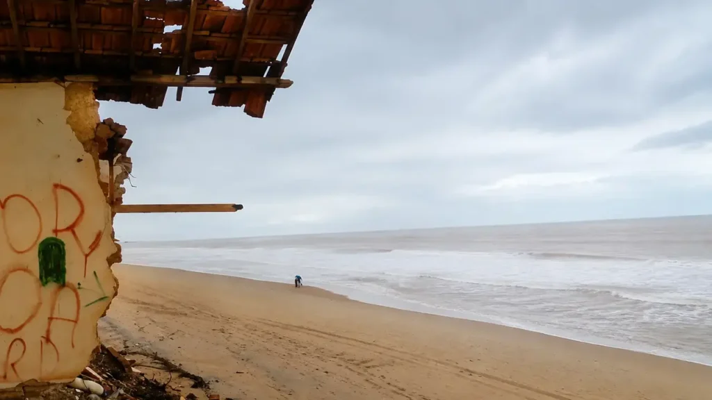 Parede e telhado destruídos de imóvel diante do mar na praia de Atafona