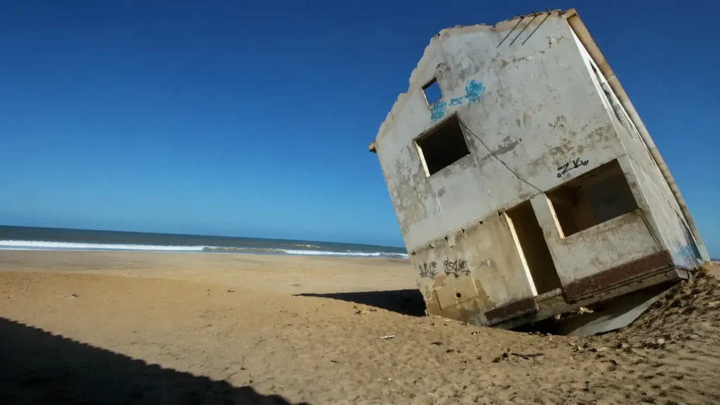 Casa inclinada após perda de sustentação do terreno na praia de Atafona