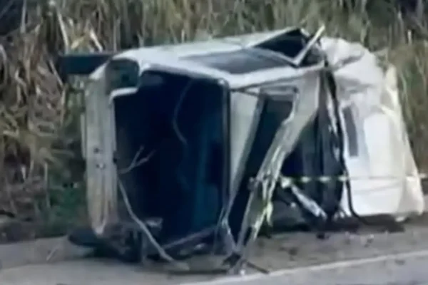 Veículo destruído após acidente fatal no km 135 da RJ-116