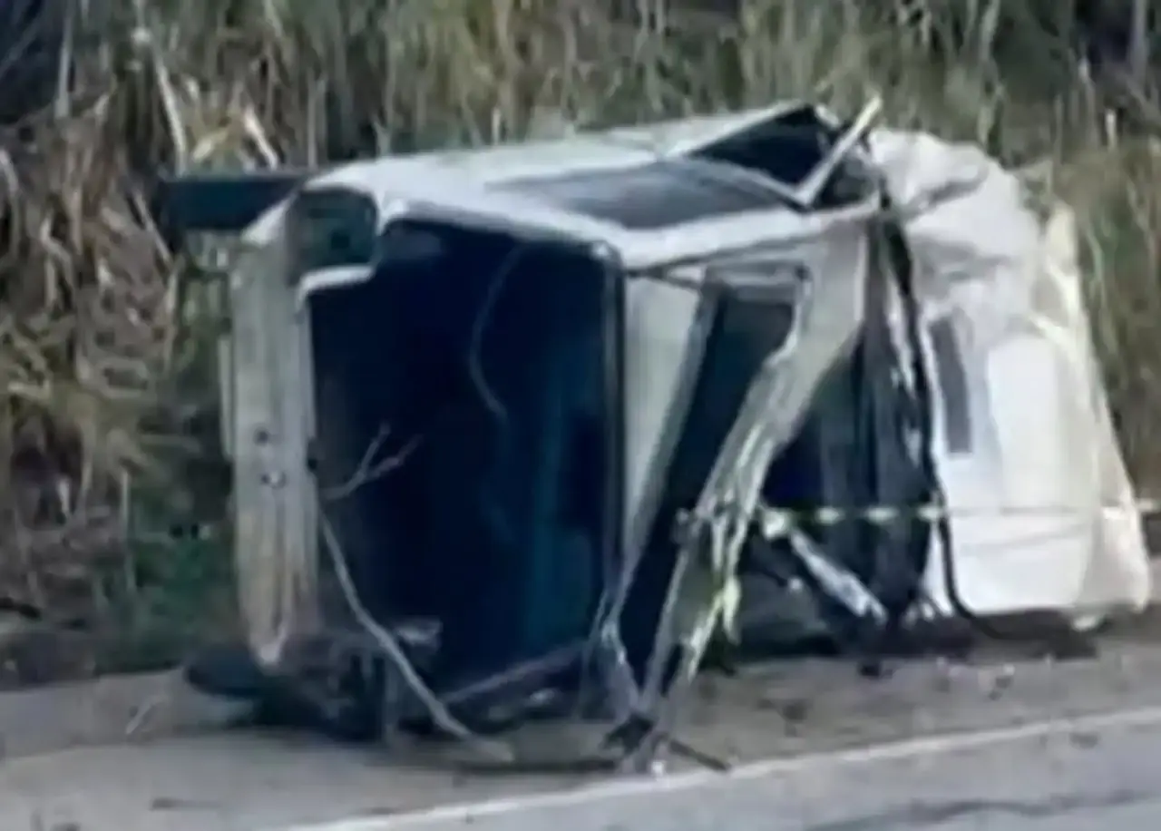 Veículo destruído após acidente fatal no km 135 da RJ-116