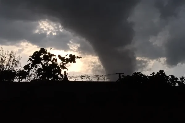 Nuvens de tempestade formam funil sobre área urbana