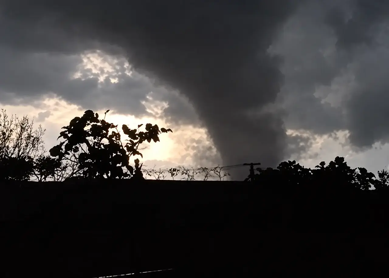 Nuvens de tempestade formam funil sobre área urbana