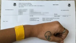 Profissional apresenta pulseira hospitalar após atendimento médico em Nova Friburgo