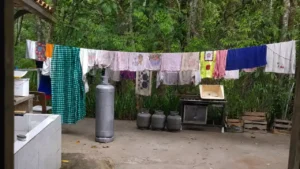 Botijões instalados na área externa da Escola Municipal Cecília Meireles