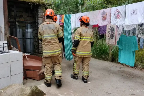 Bombeiros verificam área dos botijões de gás da Escola Municipal Cecília Meireles