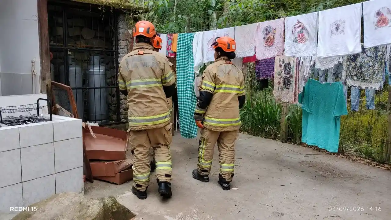 Bombeiros verificam área dos botijões de gás da Escola Municipal Cecília Meireles