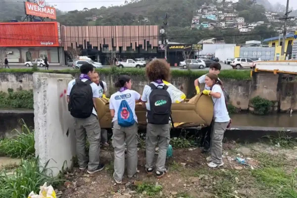 Resíduos retirados do Rio Bengalas durante ação de limpeza em Conselheiro Paulino