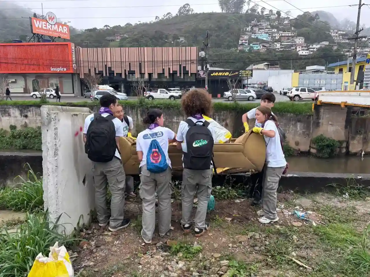 Resíduos retirados do Rio Bengalas durante ação de limpeza em Conselheiro Paulino