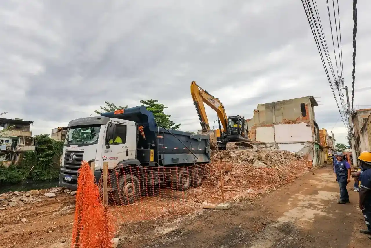 Máquinas trabalham nas obras contra enchentes na Bacia do Rio Acari