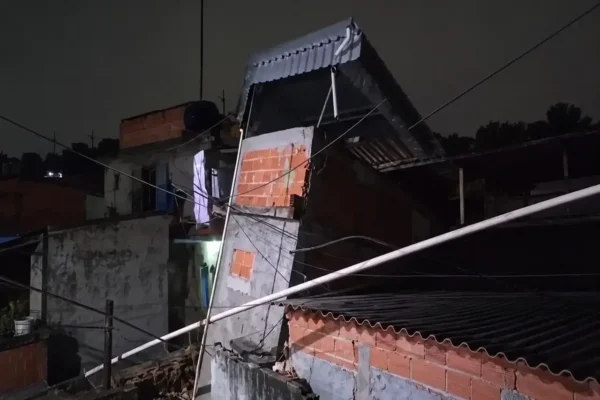 Imóvel de três andares após desabamento na comunidade do Amarelinho, em Irajá, caso esses elementos apareçam na foto escolhida.