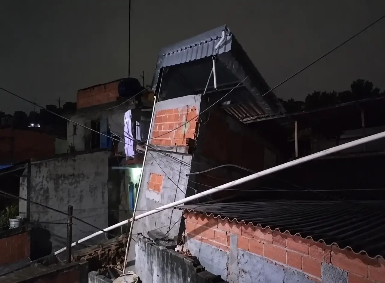 Imóvel de três andares após desabamento na comunidade do Amarelinho, em Irajá, caso esses elementos apareçam na foto escolhida.