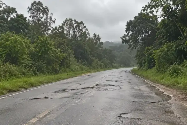 Buracos e asfalto deteriorado na RJ-142, Estrada Serramar